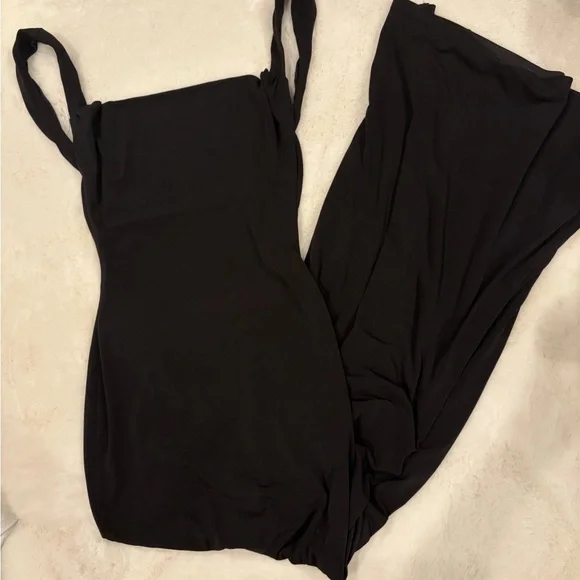 Tiger Mist Black Backless Maxi Dress with bow - Picture 1 of 2